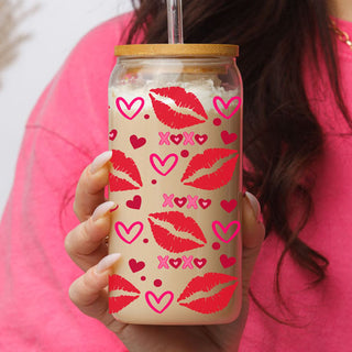 Wholesale 20oz glass cups with red lips, hearts, and XOXO for Valentine’s Day.
Wholesale 20oz glass tumblers featuring red lips, hearts, and XOXO graphics.