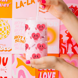 Wholesale 20oz glass cups with "Badass Bougie Bitch" for retail.
Retro clip 20oz glass cups with smiley face candy hearts for wholesale.
Peace sign red candy heart 20oz glass cups for wholesale Galentine’s gifts.