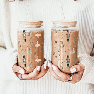 Holiday glass coffee cup 17oz - Christmas nutcracker ballerina pastel tumbler bamboo lid - Soft festive drinkware
Unique Christmas coffee cup – light neutral Nutcracker soldiers glass tumbler