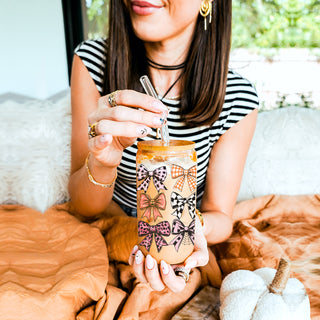 Aesthetic girl fall tumbler
Coquette coffee lover gift
Feminine fall drink container
Cottage core coffee glass
Pinterest worthy bow tumbler