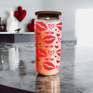 Wholesale 20oz glass cups with red lips, hearts, and XOXO for retail stores.
Fun and stylish 20oz glass tumblers with XOXO, red lips, and hearts for wholesale.