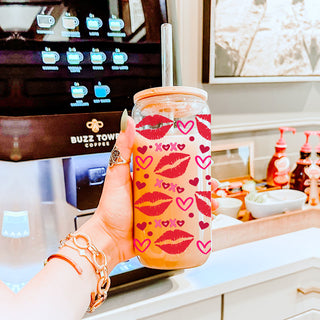 Wholesale Red lips and XOXO graphic 20oz glass cups for modern Valentine’s celebrations.
Stylish 20oz glass cups with red lips and hearts for the perfect gift.
Playful 20oz glass cups with XOXO, hearts, and red lips for Galentine’s Day wholesale.