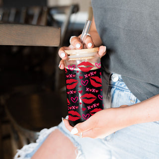 Bulk Valentine’s Day glass cups with fun XOXO and red lips for a quirky touch.
Romantic 20oz glass cups with XOXO, hearts, and red lips for her.
20oz glass cups with XOXO graphics, red lips, and hearts for modern Valentine’s gifts wholesale USA.