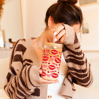 Modern and fun 20oz wholesale glass tumblers with XOXO and red lips designs.
Wholesale glass cups with bold red lips, hearts, and XOXO for a playful Valentine’s gift.