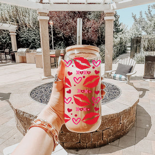 Wholesale 20oz glass cups with pink and red XOXO and hearts for a trendy Valentine’s collection.
Playful wholesale 20oz glass tumblers with red lips, hearts, and XOXO for retail.