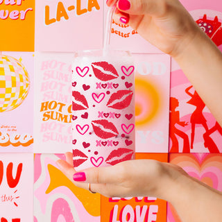Playful 20oz glass cups with XOXO, red lips, and hearts for wholesale Valentine’s gifts.
Wholesale Valentine’s Day glass cups with fun XOXO and heart designs.