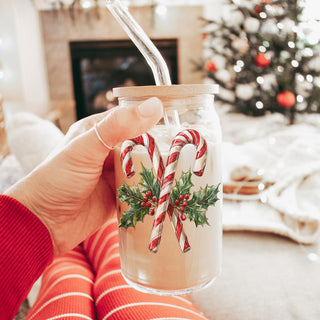 Wholesale Christmas classic glass cup 17oz glass straw - Candy cane holly holiday tumbler bamboo lid - Traditional festive gift
Christmas coffee bar accessory – glass tumbler with candy cane and holly wreath