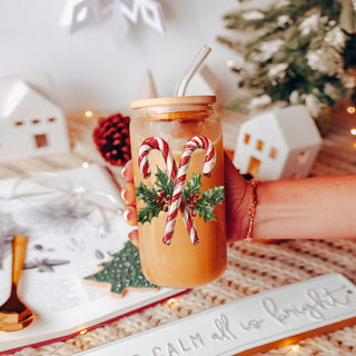 Christmas nostalgia drinkware glass tumbler 17oz - Candy cane holly bamboo lid - Holiday traditional coffee cup
Holiday kitchen gift – festive glass cup with Christmas wreath and candy canes