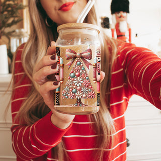 Christmas kitchen decor – glass tumbler with floral Nutcracker design and glitter
Holiday coffee tumbler gift – Nutcracker glass cup for moms and home chefs