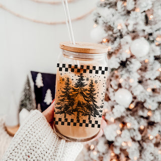 Eco-friendly Christmas coffee mug – reusable glass tumbler with straw
Holiday coffee accessory – 17oz glass tumbler for Christmas kitchen or bar
Festive coffee bar gift – retro Christmas tree glass tumbler for hot drinks
