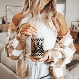 Holiday coffee tumbler gift – festive retro Christmas glass cup for moms
Coffee bar essential – 17oz glass Christmas tumbler with retro tree design
Christmas kitchen decor – glass coffee cup with colorful retro tree wrap