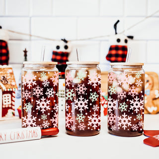 Wholesale winter holiday glass tumbler eco-friendly - Christmas pastel snowflake coffee cup bamboo lid - Pink mint kitchen decor
Christmas morning coffee cup – glass tumbler with pink and green mint snowflakes