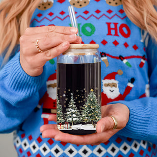 Christmas coffee drinkware – glass tumbler with bamboo lid and glass straw
Holiday coffee tumbler gift – festive glass cup for moms and home chefs
Coffee bar essential – Bulk glass Christmas tumbler with winter scene wrap