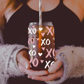 Wholesale 20oz glass cups with bamboo lid, pink XO’s and hearts.
Pink XO’s and hearts 20oz glass cups with bamboo lid for wholesale.
Wholesale 20oz glass cups with bamboo lid, featuring pink XO’s and hearts.