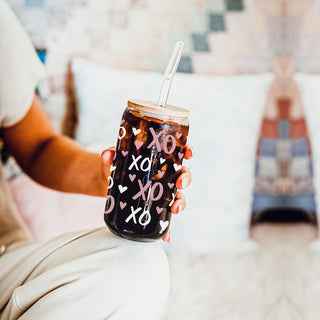 Pink XO’s and hearts 20oz glass cups with bamboo lid, wholesale quantities.
Wholesale 20oz glass cups with bamboo lid featuring pink XO’s and heart designs.