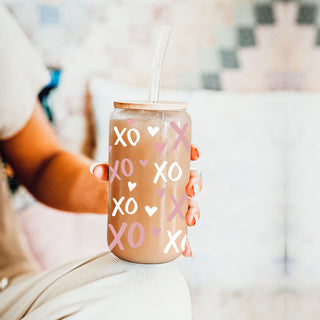 Bulk 20oz glass cups with bamboo lid, pink XO’s and hearts, wholesale for stores.
Wholesale 20oz glass cups with bamboo lid, pink XO’s and hearts for Valentine’s Day stock.