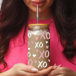 Bulk 20oz glass cups with bamboo lid, pink XO’s and hearts, for gifting.
Wholesale 20oz glass cups with bamboo lid, pink XO’s and heart designs.
Pink XO’s and hearts design 20oz glass cups with bamboo lid, wholesale.