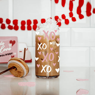 Charming 20oz glass cups with bamboo lid, pink XO’s and hearts, wholesale.
Wholesale 20oz glass cups with bamboo lid, pink hearts and XO’s design.
Bulk 20oz glass cups with bamboo lid, pink XO’s and hearts, for resale.