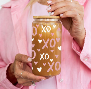 Wholesale 20oz glass cups with bamboo lid, pink XO’s and heart accents in bulk.
Bulk 20oz glass cups with bamboo lid, pink XO’s and hearts, perfect for stores.
Wholesale 20oz glass cups with bamboo lid, pink XO’s and hearts for Valentine’s gifts.