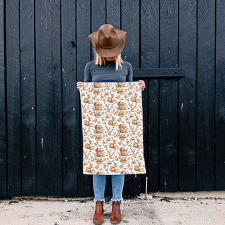 fall pumpkin dish towel in farmhouse kitchen wholesalers
autumn harvest cotton towel with pumpkins and berries
pumpkin and foliage fall tea towel flatlay
seasonal fall kitchen towel with pumpkin baskets
pumpkin themed flour sack towel for thanksgiving cooking in bulk