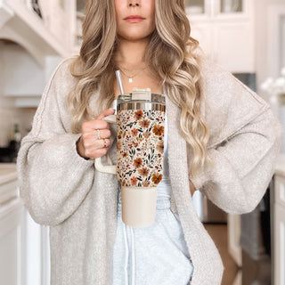 The trendy autumn floral aesthetic makes it perfect for pumpkin spice lovers, busy moms, teachers, commuters, and cozy season enthusiasts. A stylish gift idea for fall birthdays, Thanksgiving