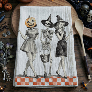 orange checkered vintage halloween kitchen décor towel
classic halloween ladies towel for farmhouse fall décor
retro style pumpkin head and witch towel for oven handle