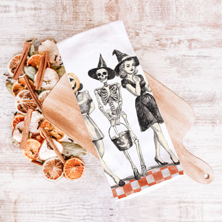 classic halloween kitchen towel for traditional fall décor
retro spooky ladies towel for unique halloween gift baskets
vintage halloween kitchen towel orange gingham border
classic halloween dish towel with retro pumpkin head girl