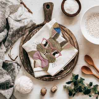 Wholesale 3D embroidery-look bunny towel with pink & blue glasses! 100% cotton flour sack, soft, absorbent & perfect for spring or Easter kitchen décor.
Modern Cute 3D Bunny Glasses Kitchen Towel – Pink & Blue Easter Decor