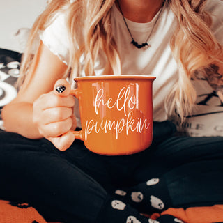 Wholesale hello pumpkin coffee mug in woman's hands
orange hello pumpkin mug for fall coffee
cozy fall coffee cup with hello pumpkin quote