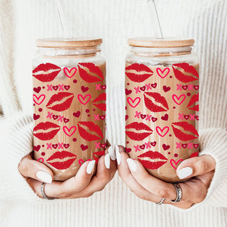 Wholesale 20oz glass cups with red lips, hearts, and XOXO for Valentine’s Day.
Wholesale 20oz glass tumblers featuring red lips, hearts, and XOXO graphics.