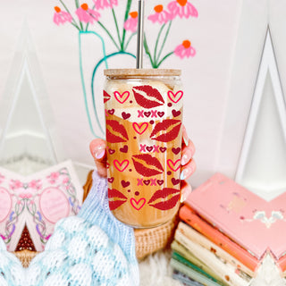 Wholesale Valentine’s Day glass cups with pink and red XOXO and heart graphics.
Flirty 20oz glass tumblers with red lips and hearts for her Valentine’s gift.
Cute and modern 20oz glass cups with red lips and XOXO for a fun gift. Wholesale