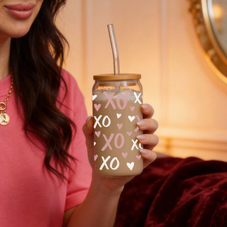 Pink XO’s and hearts 20oz glass cups with bamboo lid, wholesale quantities.
Wholesale 20oz glass cups with bamboo lid featuring pink XO’s and heart designs.