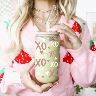 Wholesale 20oz glass cups with bamboo lid, pink XO’s and heart accents in bulk.
Bulk 20oz glass cups with bamboo lid, pink XO’s and hearts, perfect for stores.