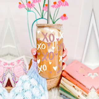 Bulk 20oz glass cups with bamboo lid, pink XO’s and hearts, for gifting.
Wholesale 20oz glass cups with bamboo lid, pink XO’s and heart designs.
Pink XO’s and hearts design 20oz glass cups with bamboo lid, wholesale.