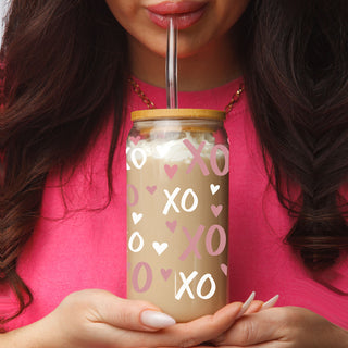 Wholesale 20oz glass cups with bamboo lid featuring pink XO’s and hearts.
Bulk 20oz glass cups with bamboo lid, pink XO’s and heart graphics for resale.
Wholesale 20oz glass cups with bamboo lid, pink XO’s and hearts design in bulk.